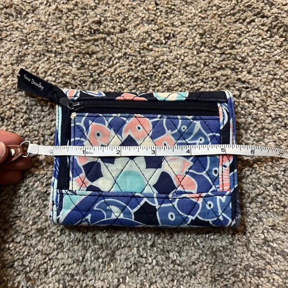 Vera Bradley Wallet Lotus Flower Swirl Trifold‎ Cardholder Wristlet Quilted Y2K - Picture 8 of 9